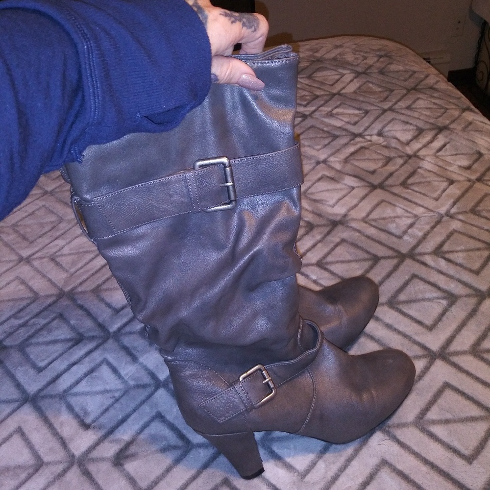 Brand new gray boots